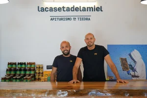 Samuel y Óscar Gato junto a su miel ganadora-R0gJYZ0CIdRFHvD9SFjfRhJ-1200x840@El Norte